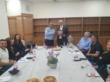 رجل الأعمال ورئيس صندوق منومدين حاييم طيب يزور المركز الجماهيري رهط 